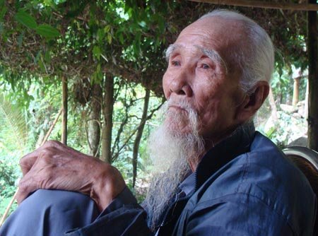 Hút nọc độc rắn bằng sừng dinh