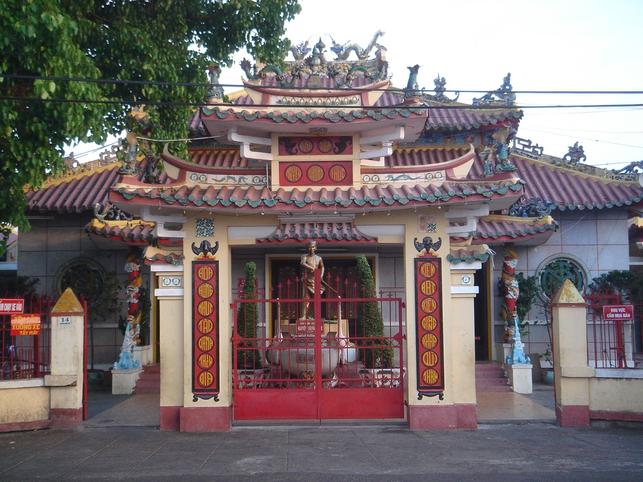 Đền thần anh hùng Nguyễn Trung Trực tọa lạc tại xã Gành Dầu, huyện Phú Quốc, tỉnh Kiên Giang.