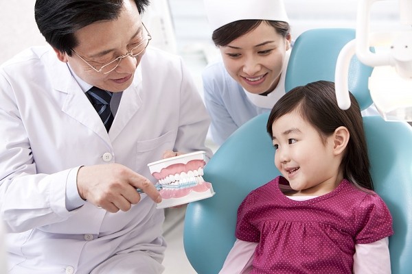 Khám răng định kỳ ít nhất 2 lần/năm cho bé