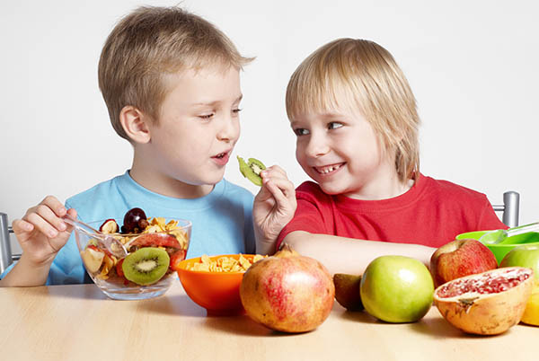 Ăn nhiều rau và trái cây giúp răng miệng bé sạch sẽ hơn