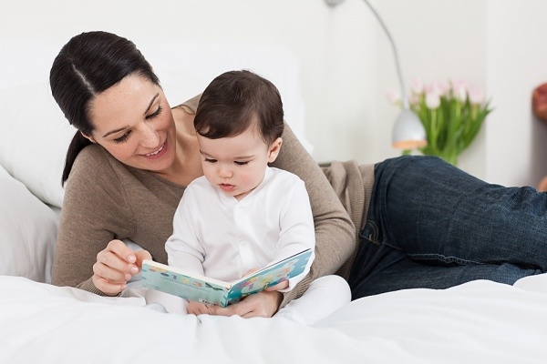 Mẹ hãy dành thời gian đọc sách cho bé tăng cường khả năng tập trung