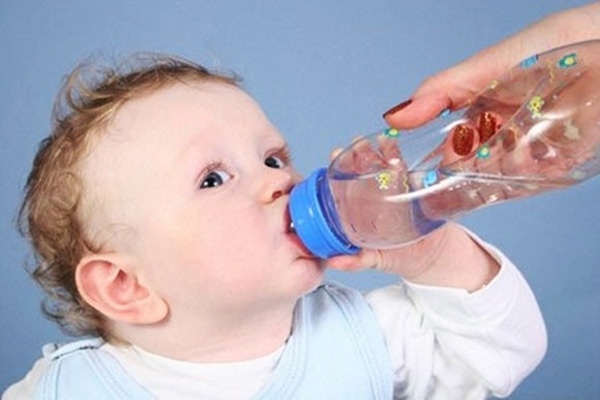 Uống nước mát sẽ góp phần giúp bé