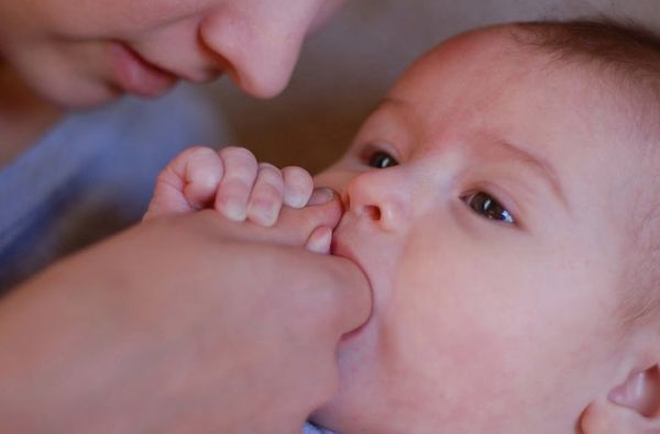 Mẹ nên lưu ý rửa tay thật sạch trước khi cọ xát vào nướu bé 