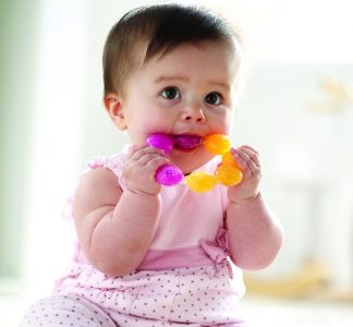Đồ chơi ngậm nướu cho bé trong giai đoạn mọc răng