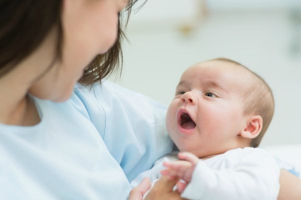 Trẻ sơ sinh bị nấc cụt nguyên nhân đa phần là do cách chăm sóc không đúng của người lớn