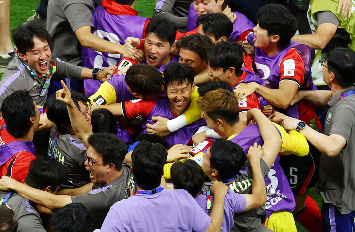 Tuyển Hàn Quốc thảm bại ở World Cup, HLV Hong Myung-bo từ chức ngay lập tức