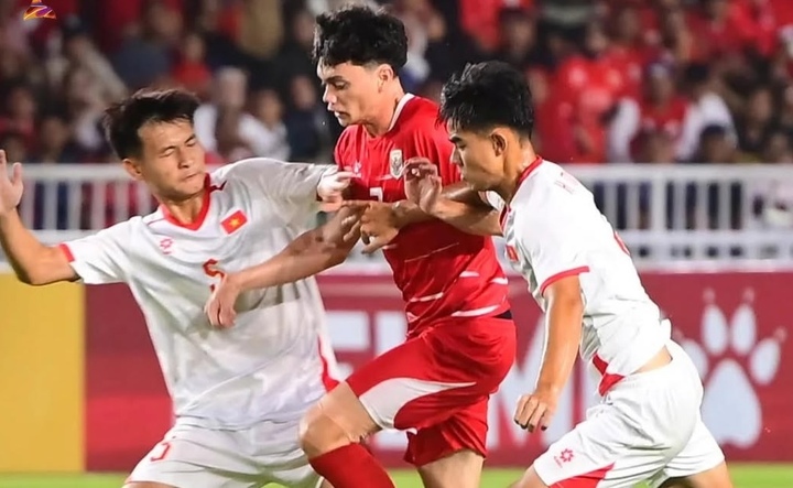 Chạy vào khu kỹ thuật của U19 Việt Nam bị cản trở, cầu thủ Indonesia nổi nóng