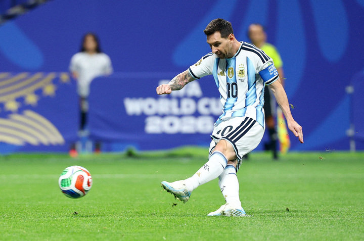 Cựu sao Argentina: ‘Không thể yêu cầu Messi bỏ đá phạt đền’