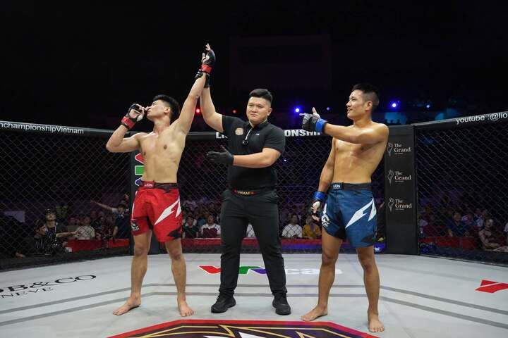 Võ sĩ MMA Việt Nam phản đòn cực nhanh hạ gục đối thủ Trung Quốc